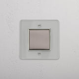 Interruptor basculante individual central em Níquel Polido Transparente Branco - Acessório de iluminação versátil em fundo branco