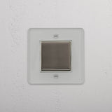 Interruptor basculante individual retrátil em Níquel Polido Transparente Branco - Ferramenta de controlo de luz intuitiva em fundo branco