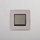 Interrutor de luz de controlo duplo em fundo branco: Interruptor basculante 2x individual Níquel Polido Preto