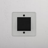 Versátil interruptor basculante individual inversor em Bronze Transparente Preto para controlo de luz em fundo branco