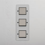 Funcional interruptor basculante triplo vertical em Níquel Polido Transparente Preto - Solução de iluminação intuitiva em fundo branco