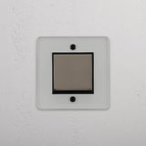 Interruptor basculante individual inversor em Níquel Polido Transparente Preto - Acessório de controlo de luz otimizado em fundo branco